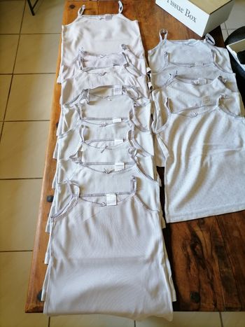 Lot de 13 débardeurs fille