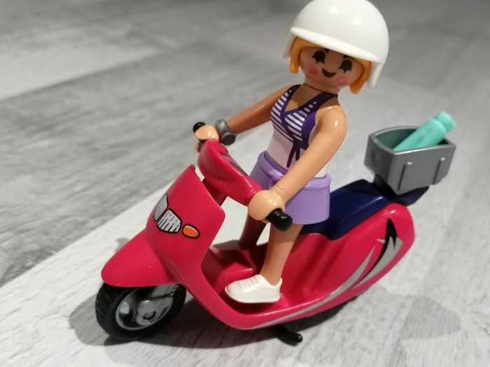Playmobil scooter et personnage 👧🏻 - photo numéro 2