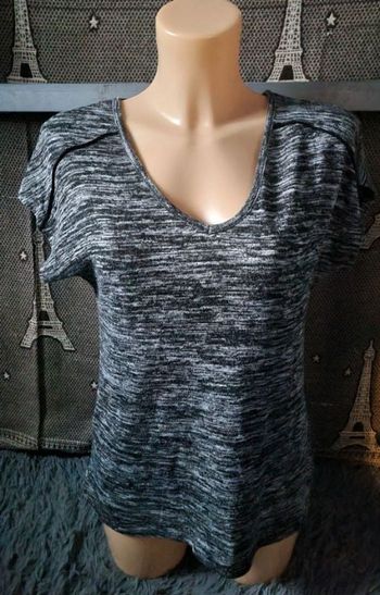 T-shirt gris chiné taille M (nœud papillon au dos)