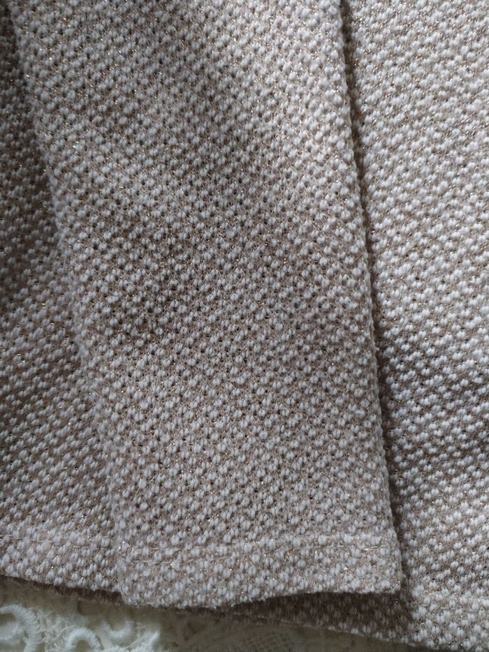 Très beau pull avec fils pailletés dorée 77% coton neuf + un tee shirt offert - photo numéro 3