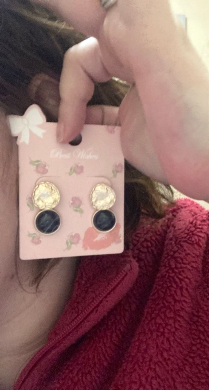 Boucles d’oreilles pendantes NEUVES pour femme forme ronde couleurs doré et noir - photo numéro 2