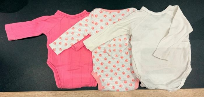 Lot 3 bodys bébé - 1 Tex + 2 marques inconnues - 1 mois - très bon état - photo numéro 2