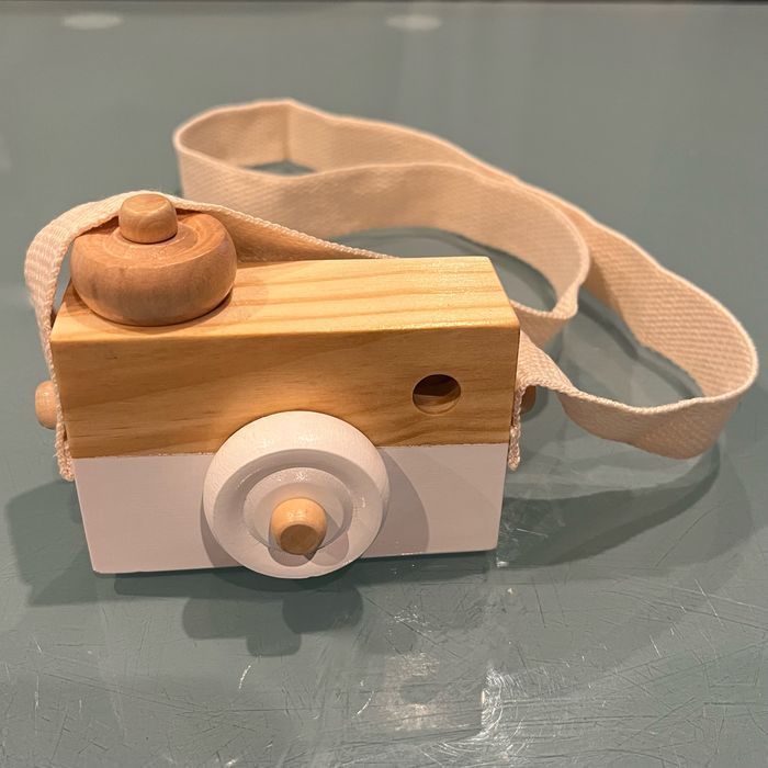 Appareil photo factice blanc en bois plein