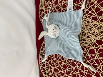 Lapin PETIT BATEAU doudou carré plat milleraies bleu et blanc