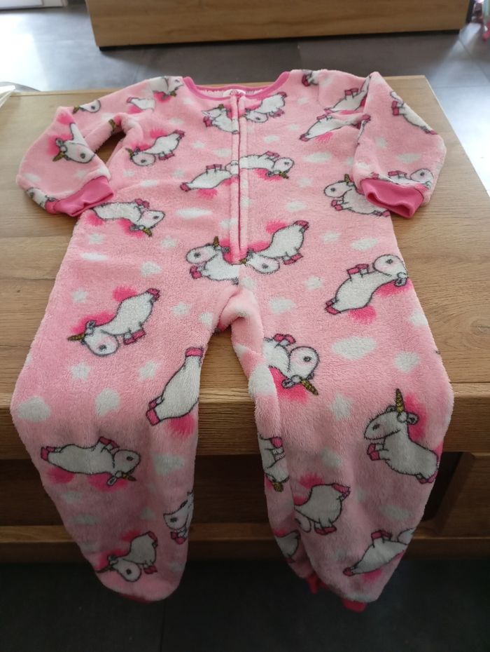 Pyjama fille en taille 4 ans comme neuf