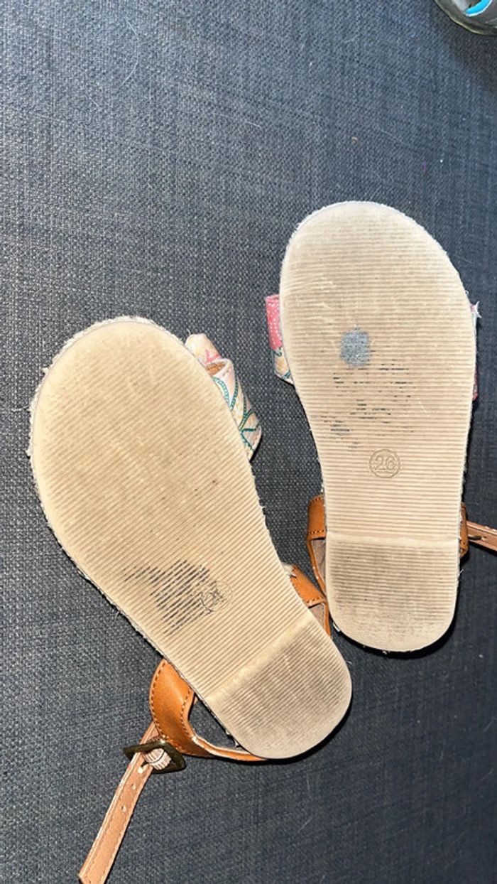 Très jolie paire de sandalettes en pointure 26 - photo numéro 3