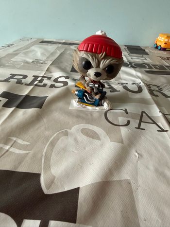 Funko Pop Marvel - Rocket (Holiday)