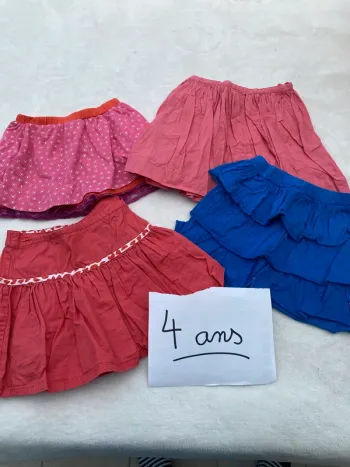 Lot de 4 jupes en 4 ans en très bon état