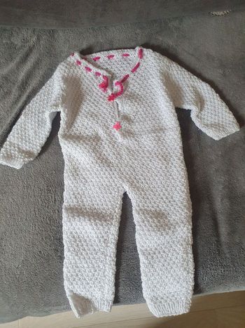Pyjama tricoté à la main