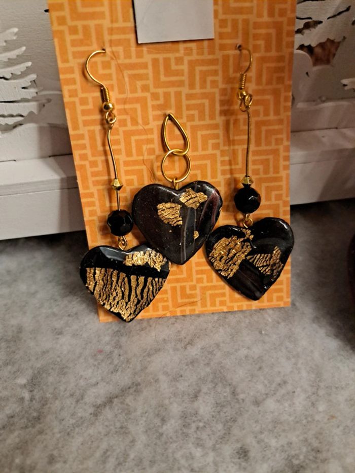 Boucles d'oreilles pendante avec pendentif assortie noir et doré - photo numéro 4