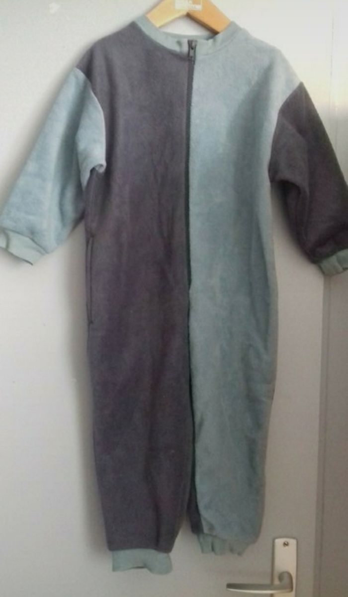 pyjama / combinaison gris et bleu