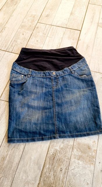 Très belle jupe maternité de chez yessica t36 mais taille 42 en très bon état