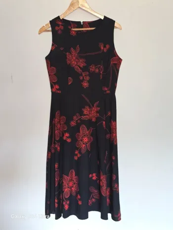 Robe légére noir et fleurs rouges