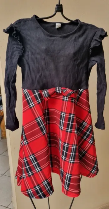 Robe noire avec bas à carreaux rouges