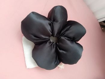 Accessoire cheveux gros chouchou fleur noire