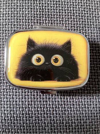 Pilulier rectangulaire un petit chat noir sur fond jaune