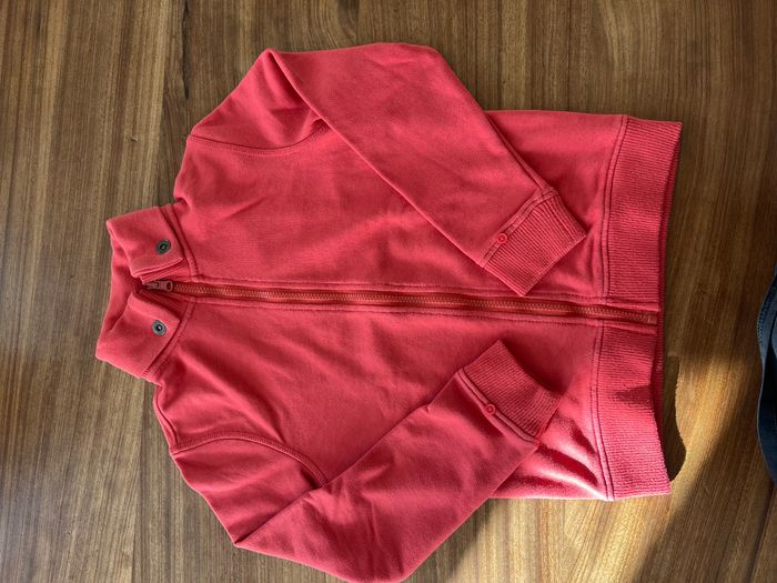 Lot de 5 vêtements garçon taille 10 ans 
1 chemise tape à l'oeil très bon état 
1 chemise El flamenco très bon état 
1 gilet Okaïdi très bon état 
1 veste sans manches Okaïdi neuf 
1 sweat Kiabi neuf - photo numéro 8