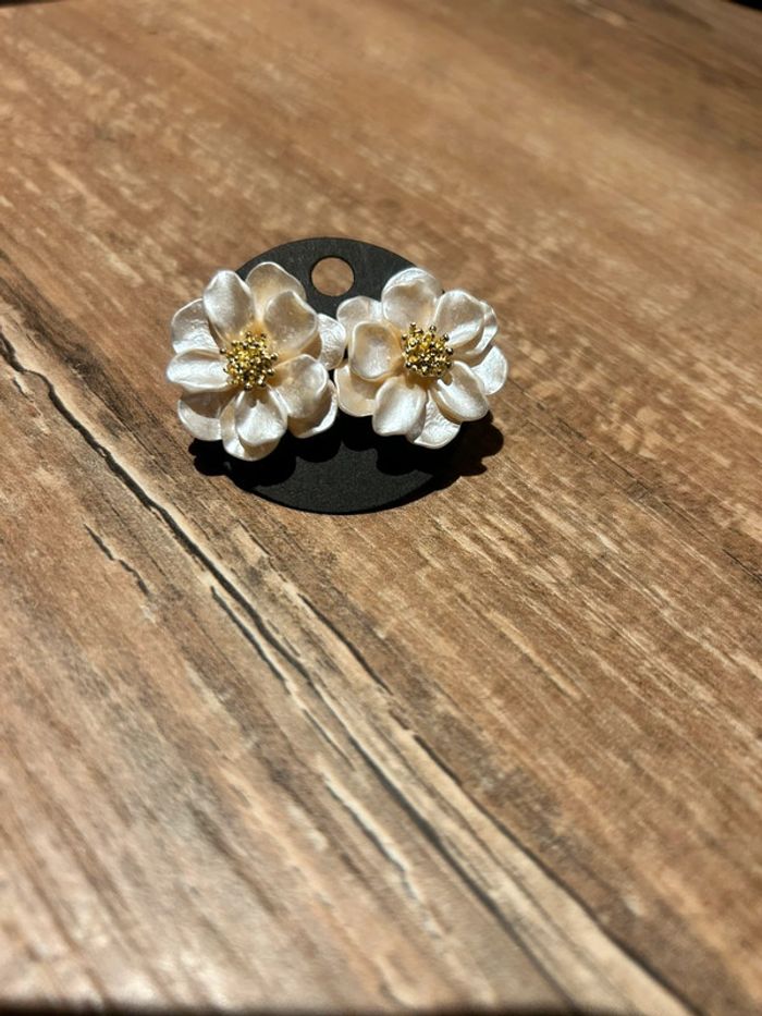 Boucles d’oreille blanc nacré neuve