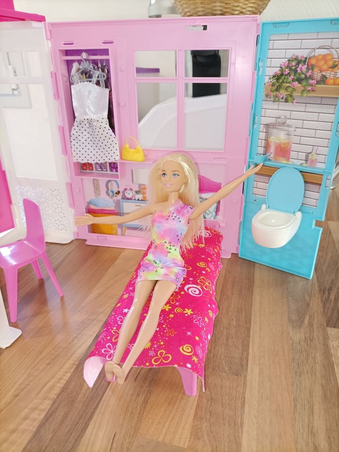 Jolie maison Barbie + 1 barbie + 2 tenues + meubles et accessoires - photo numéro 6