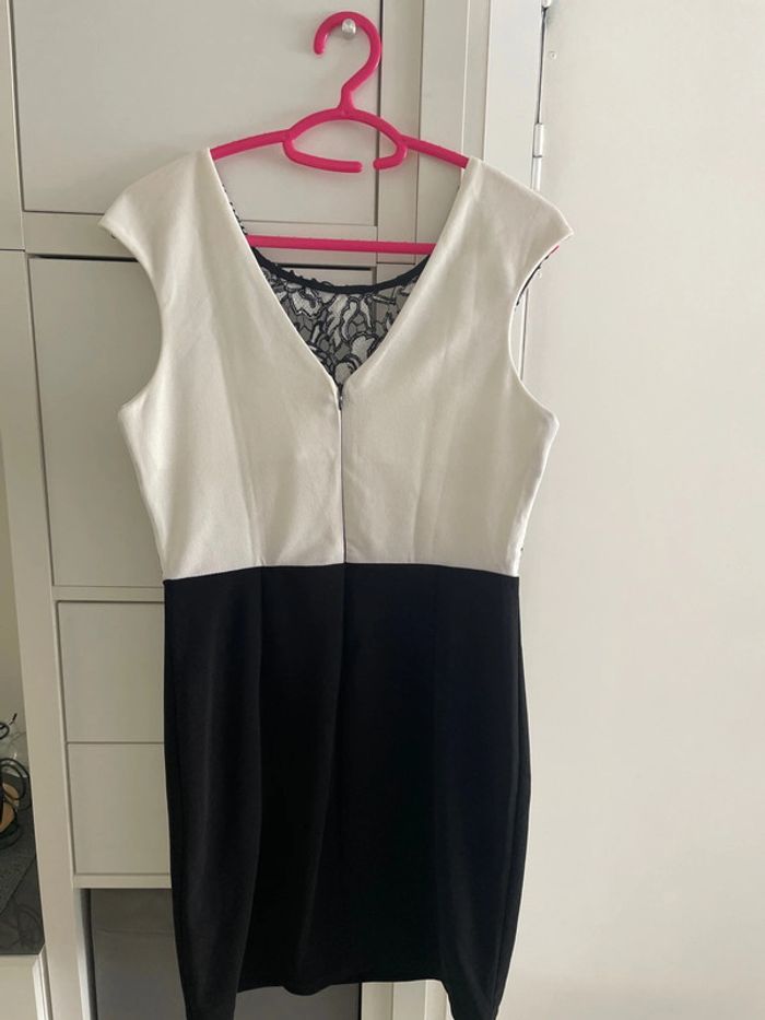 Robe noir, haut dentelle - photo numéro 2