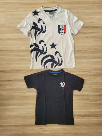 Lot dedeux t-shirts de football garçon 6 ans.