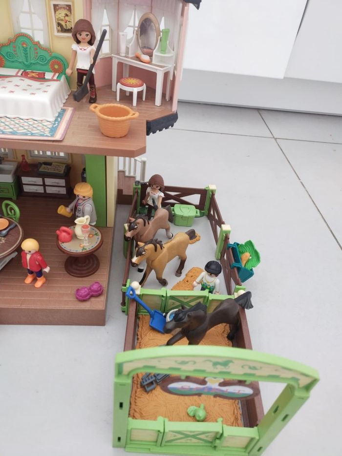 Lot playmobils maison manoir spirit et Lucky + box chevaux - photo numéro 5