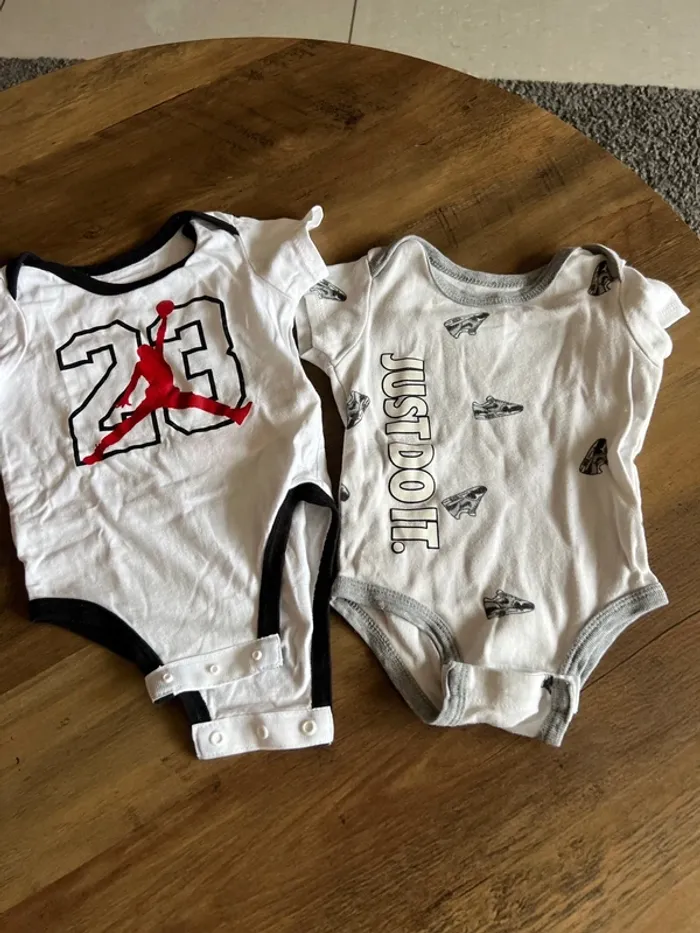 Lot de 2 bodies Nike 3/6 mois
