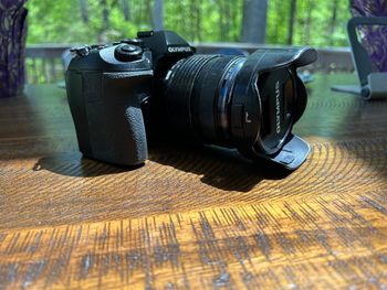 Olympus OM-DE-M1 mark II, avec objectif Olympus 12-40mm f2.8 Pro, 2 batteries