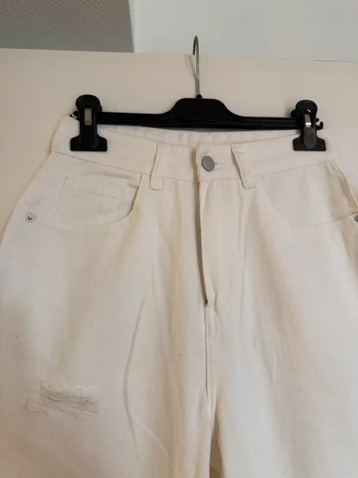 Jean mom troué blanc en très bon état taille 34 Shein - photo numéro 2