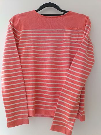 Pull rose à trait blanc