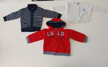 3 gilets 18 mois dont 1 petit bateau