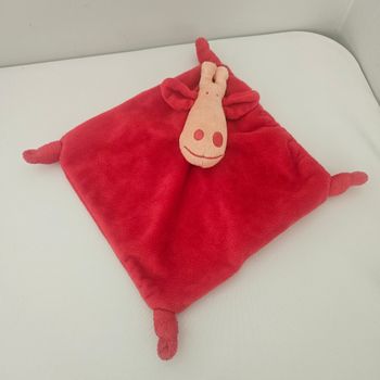Doudou girafe rouge orchestra