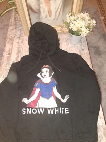 Pull à capuche blanche neige