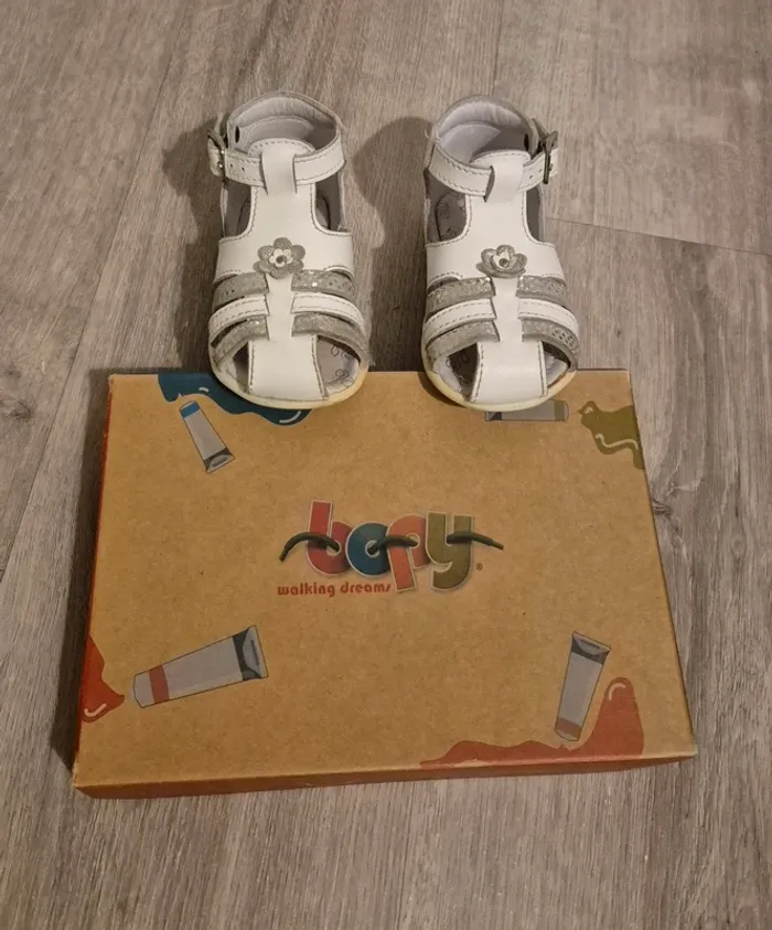Sandales bopy blanches et argentées fleurs 19 - photo numéro 7