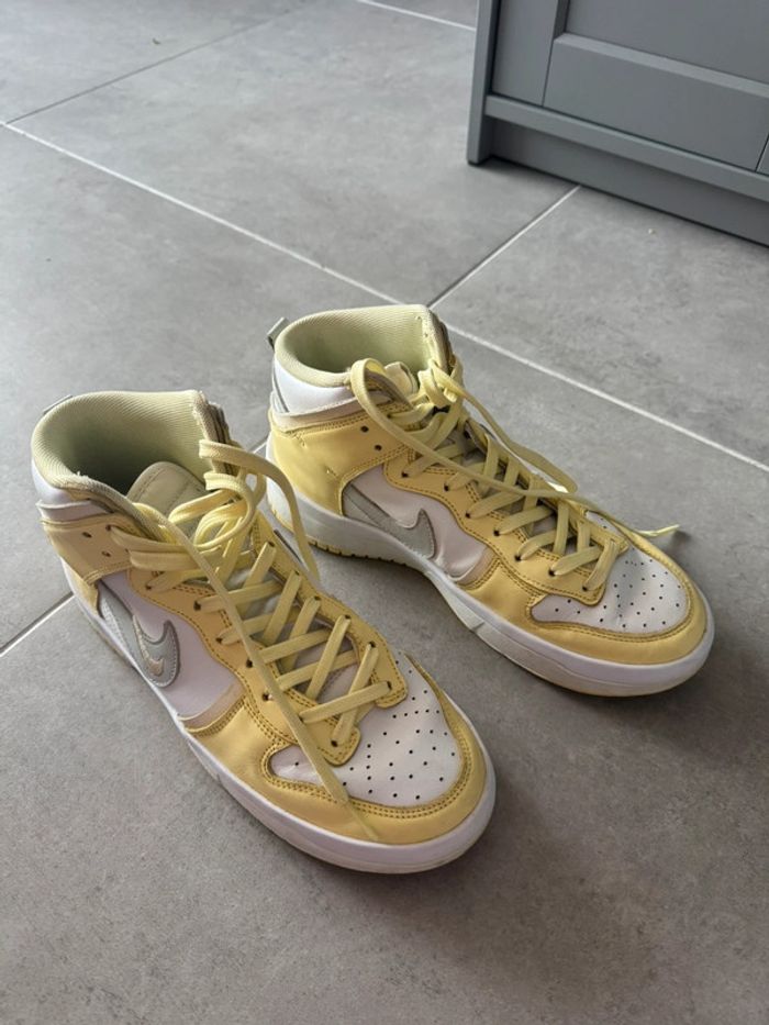 Baskets montantes Nike Dunk High Up jaune et blanc - photo numéro 4