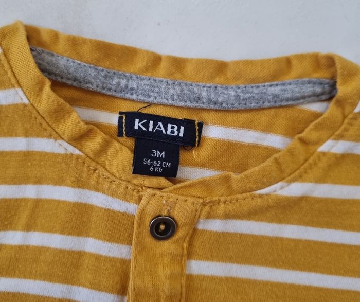 haut manche longue garçon moutarde et blanc à rayure kiabi taille 3 mois - photo numéro 2