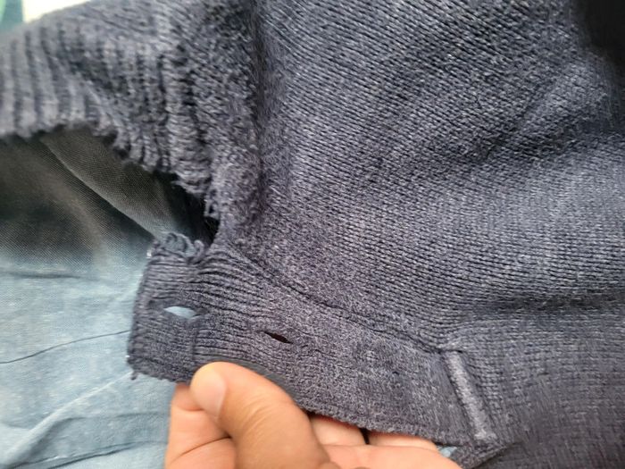 Pull à capuche très bon état juste décousu voir photo - photo numéro 3