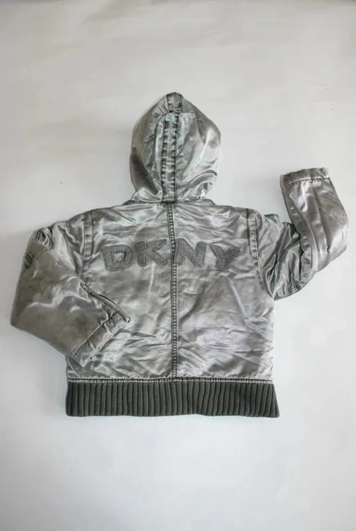 Blouson argenté chaud marque Dkny, taille 8 ans - photo numéro 2