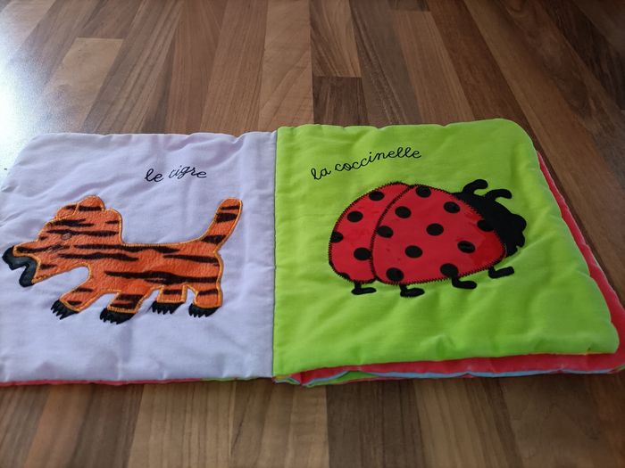 Livre d'éveil bébé toucher les textures -mes animaux - photo numéro 2