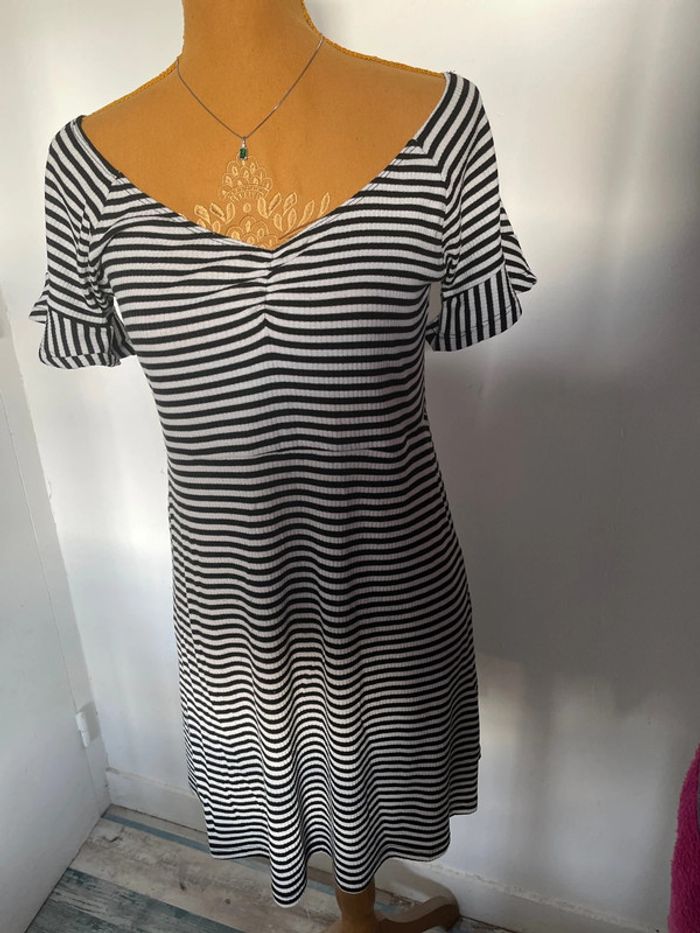 Robe noire et blanche