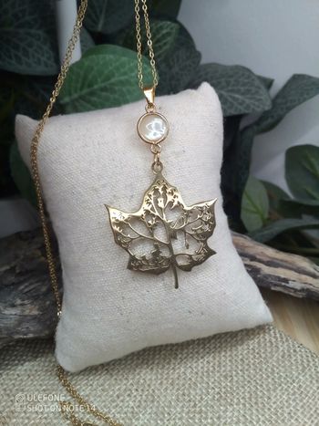 Collier feuille bohème et connecteur en nacre naturelle