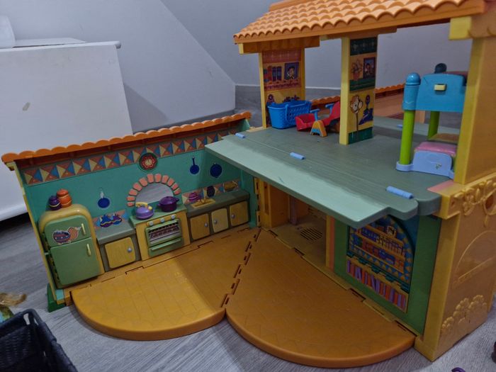 Maison dora + figurines+ piscine+ aire de jeux+van+ abri equestre - photo numéro 2