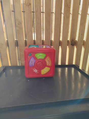 Cube d'activité qui s'allume et fait du bruit