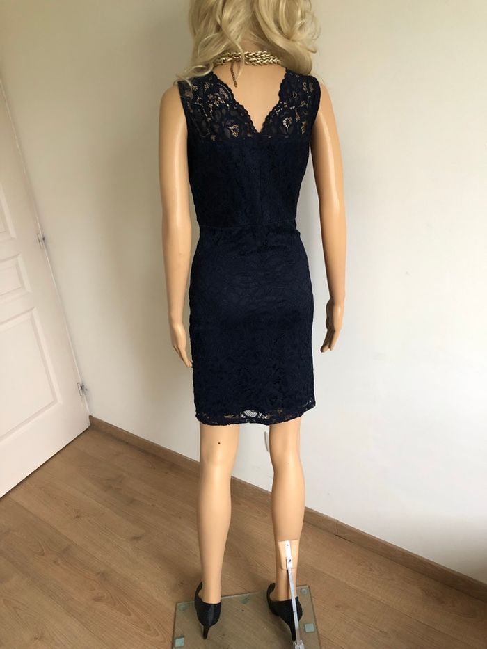 Robe bleue marine en dentelle sans manches taille 38 excellent état - photo numéro 6