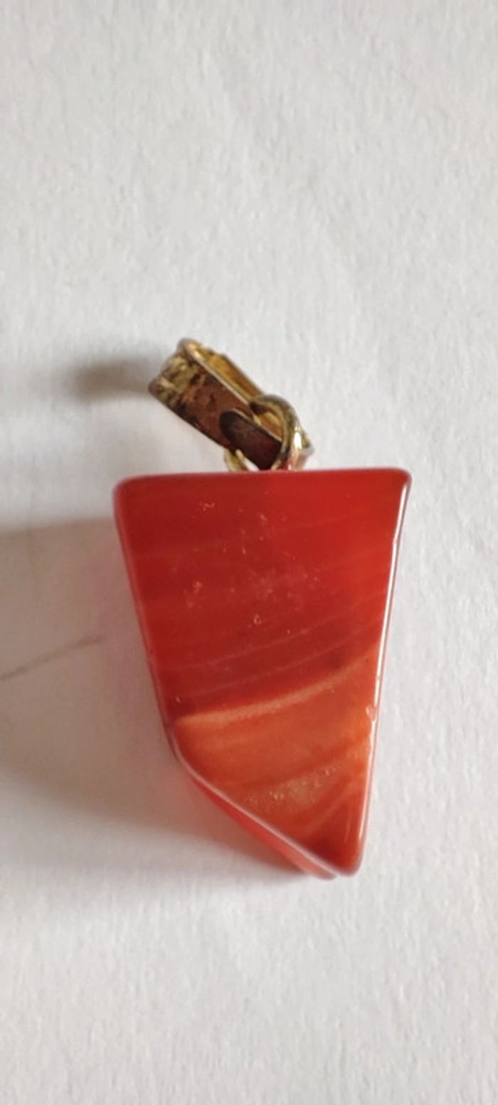 Pendentif pierre rouge