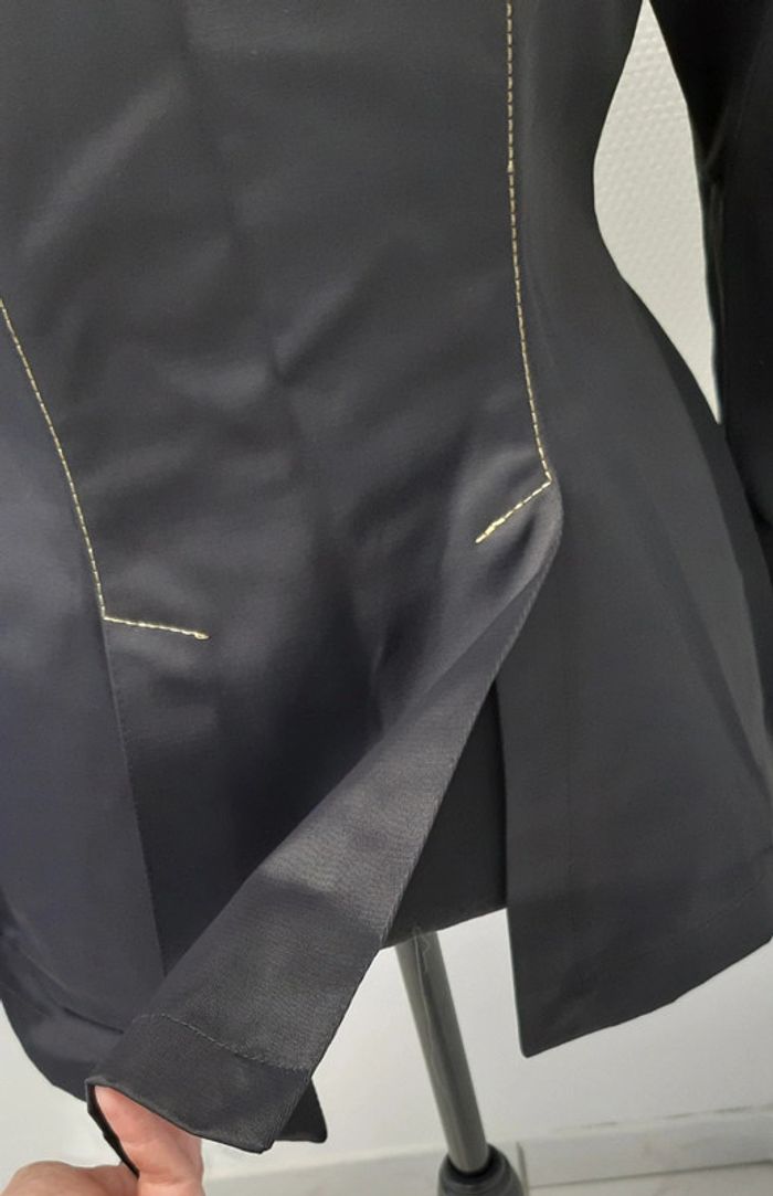 Magnifique veste cintrée La Milliardaire noire avec coutures et boutons dorés - photo numéro 10