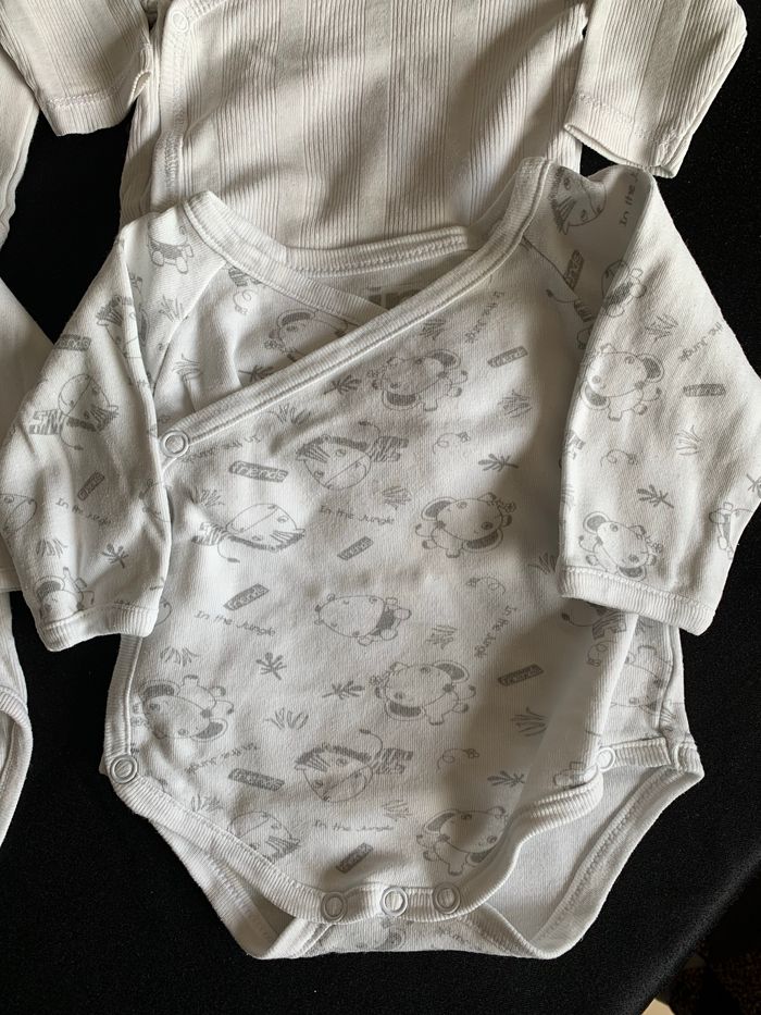 Lot 4 bodies blancs 1 mois - photo numéro 2