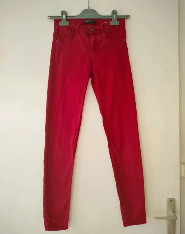 Jean rouge framboise Bershka taille XS - photo numéro 4