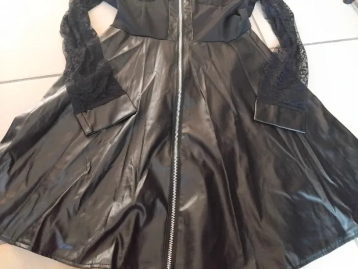 Robe noir similicuir et dentelle - photo numéro 2