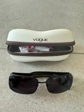 Lunettes de soleil Vogue, très bon état ref : VO 3572-S